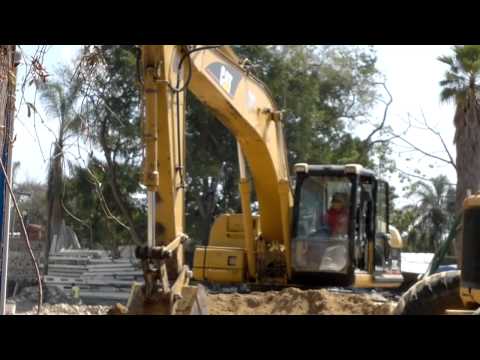 EXCAVADORA CAT - la excavadora CAT 320C L y la retroexcavadora CAT, trabajando en terreno aplanando y demostrando destresa para poder hacer su trabajo. la excavadora CAT 320 ...