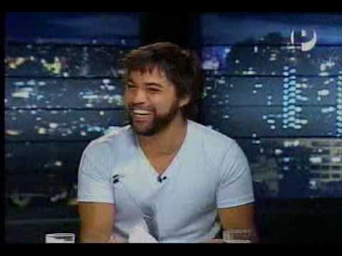 En Facebook mandan a Renzo Schuller a vender chullos a los Óscar