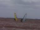 Windsurf en las cañas con 25 nudos