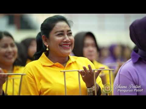 Ketua Umum Dharma Pertiwi Latihan Angklung Dalam Rangka Mensukseskan Acara Pemecahan Rekor Dunia