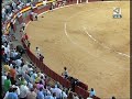 Un toro rompe la puerta de chiqueros