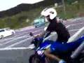 XT660X  Tonton no grau com os pes no tanque