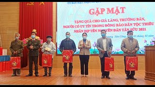 Tặng quà Tết già làng, trưởng bản, người có uy tín