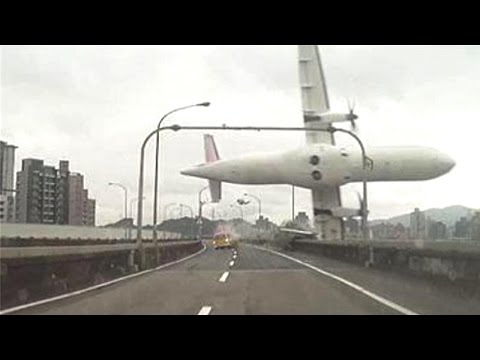 Shocking Video: TransAsia Plane Crashes Into Taiwan River