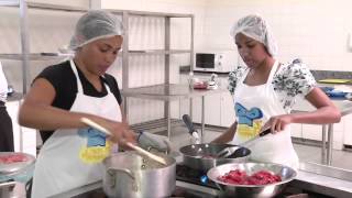 VÍDEO: Projeto Chefs do Amanhã oferece curso de auxiliar de cozinha a alunos de escolas públicas 
