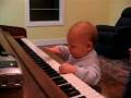 videos de Alexis plays piano nealy one year old!!