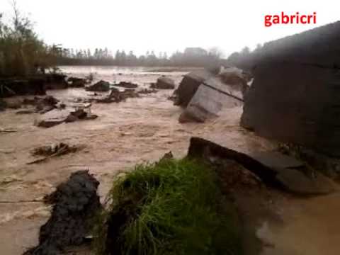 YouTube Video - 11/11/2012 - Maltempo nel levante ligure e in Toscana: frane e allagamenti, crolla il muraglione lungo l'argine del torrente Parmignola, in provincia di Massa Carrara