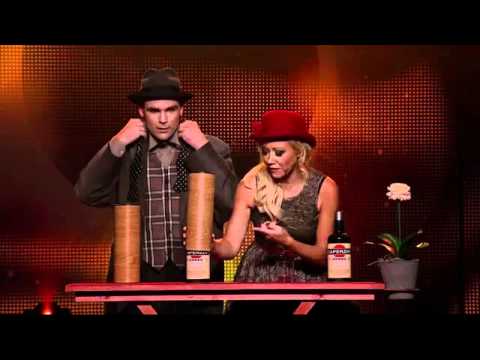 charlie caper - Charlie Caper och Sara Edwardsson trollar med glas och flaskor.