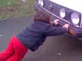 daki 3 godine kako gura auto nazad