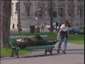 Un billete pegado en el zapato de un mendigo - Cámara Oculta