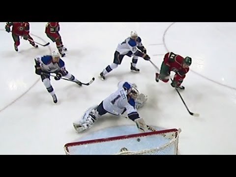 Video: Elliott reaches back for acrobatic stick save