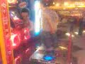 Chico haciendo su entrenamiento diario de DDR en el centro comercial XD