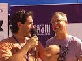 כדור ברשת, וכתבה כושי סמבה (בן פורגס) מסקרים את ליגת הכדורגל חופים