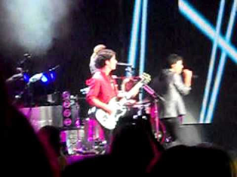 Jonas Brothers & Demi Lovato Rocks Jones Beach  8 21 2010