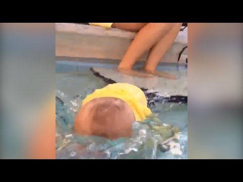 Baby fällt kopfüber in Pool, doch die Mutter reagiert nicht