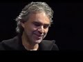 Frente al piano, el famoso cantante cuenta la historia de una joven que rechaza abortar a un niño que nacería con discapacidades. El vídeo llega a su culmen de máxima emotividad cuando desvela que «esa mujer era mi madre... y yo el niño». La canción es 