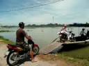 met de brommer op de boot, vietnam