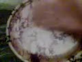 toca el timbal con una mano