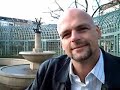 Geld zurück für Dudelmusik ! http://www.dudelstopp.deUnter dem Titel `Dudelstopp -- Musik ohne Zwang´ unterstützt die Plattform moderne21 im Frühjahr 2007 ein Projekt gegen aufgezwängte Musik im öffentlichen Raum: Die Regeln für das Trauerspiel der akustischen Umweltverschmutzung in Deutschland -ein profitables Geschäft für wenige Nutznießer- stehen seit vielen Jahren fest: Überall, wo in Kaufhäusern Konsumenten mehr oder weniger unfreiwillig mit den Werken von Xavier Naidoo oder Christina Aguilera beschallt, wo in den Wartezimmern der Arztpraxen ohnehin kranke Menschen noch zusätzlich mit Dudelradio auf HundertKommaKrampf geschwächt werden und wo in Restaurants und Bars von den Besuchern trotz Bushido oder Pur tapfer gute Miene zum bösen Spiel zu machen versucht wird, kassieren die GEMA und in ihrem Gefolge die Medienverlage Gebühren für die vor vielen ungefragt aufgeführte Musik. Meinungsmacher, Politiker und Wirtschaftslobbyisten behaupten leider nach wie vor das Erwünschtsein allgegenwärtiger Beschallung und entmutigen so Millionen Geschädigte, sich gegen die Auswüchse öffentlicher Berieselung zur Wehr zu setzen. In die immer wieder verschleppte Debatte um aufgedrängte Klangerzeugnisse kommt jedoch seit einiger Zeit erneut Bewegung: Gestützt von moderne21 wird erstmals öffentlich über die UMKEHR der Vergütungsprinzipien nachgedacht, wonach Pauschalzahlungen an die durch unfreiwilligen Musikkonsum geschädigten Hörer entrichtet werden könnten. Die Musikindustrie ist daher aufgerufen, auf die Bürger zuzugehen und die von ihr verursachten und leider nach wie vor vom Staat gestützten akustischen Zumutungen auf ein erträgliches Maß zurückzufahren - und sei es nur, um die möglicherweise sonst bald fälligen Zahlungen an die Geschädigten einzudämmen.(Satire!)