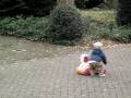 Rowan 1,5 jaar met hond Rowan 1,5 jaar met hond