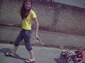 mamae e seu filhotinho passeando de caminhao
