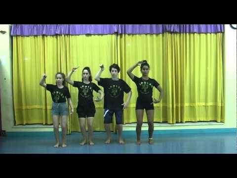 טלפונים סלולארים - עבודה על וידיאו דאנס, במחשבה על זויות, סוגי צילום, מיקום והתנועות המתאימות. הנושא היה טלפונים סלולארים, והתנועות הנוצרות מהמגע עם...