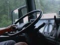 Ein LKW-Fahrer bei der Arbeit