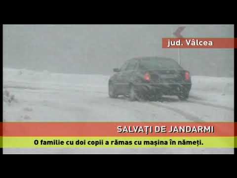 O familie cu doi copii a rămas cu maşina în nămeţi
