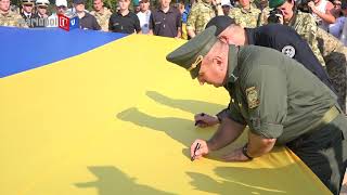 В Мариуполе отпраздновали День Государственного флага