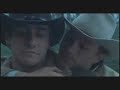 Woran Jack sich erinnerte und wonach er sich auf eine Weise sehnte, die er weder begreifen noch ignorieren konnte, war der  Augenblick in jenem längst vergangenen Sommer auf dem Brokeback, als Ennis hinter ihn getreten und ihn an sich gezogen hatte, die stumme Umarmung, die einen gemeinsamen, geschlechtslosen Hunger stillte.Lange hatten sie so vor dem, Feuer gestanden, die Flammen warfen rötliche Lichtfetzen, die Schatten ihrer Körper eine einzige Säule am Felsen. Die Minuten vergingen auf der runden Uhr in Ennis´ Tasche, an den Stöcken, die im Feuer verkohlten. Sterne bohrten sich durch die flimmernde heiße Luft über dem Feuer. Ennis´ Atem ging langsam und ruhig, er summte, wiegte sich ein wenig im Flackerlicht, und Jack lehnte sich an den gleichmäßigen Herzschlag, spürte die Schwingungen des Summens wie einen kribbelnden Schwachstrom und fiel stehend in einen Schlaf, der kein Schlaf war, sondern etwas anderes, eine Benommenheit, eine Verzückung, bis Ennis einen rostigen, aber noch brauchbaren Spruch aus seiner Kindheit vor dem Tod seiner Mutter hervorholte und sagte: „Wird Zeit sich ins Heu zu haun, Cowboy! Ich muss los. Komm, du  schläfst ja schon im Stehn wie ein Pferd, Jack einen Stubs, einen Rempler gab und in der Dunkelheit verschwand. Jack hörte seine Sporen klirren, als er aufsaß, die Worte „Bis morgen, das zitternde Schnauben des Pferdes, das Scharren der Hufe auf Stein.Später verfestigte sich diese schläfrige Umarmung in seiner Erinnerung als der einzige Augenblick aufrichtigen, zauberhaften Glücks auf ihren getrennten und schwierigen Lebenswegen. Nichts konnte das zerstören, nicht mal das Wissen, dass Ennis ihm damals nicht ins Gesicht sehen wollte, weil er nicht sehen oder spüren mochte, dass es Jack war, den er in den Armen hielt. Und vielleicht, dachte er, waren sie nie recht viel weiter gekommen. Lass sein, lass sein.Auszug aus dem Hörbuch:„Brokeback Mountain gelesen von Christian BrücknerMusik:Charlie Haden & Pat Metheny „Spiritual