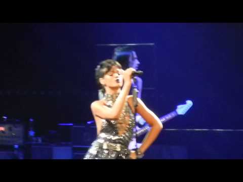 Rihanna – Diamonds – Melbourne 2013