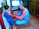 HOMEM ARANHA E ESPANCADO