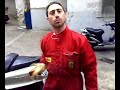 carmine meccanico lavora sotto la pioggia