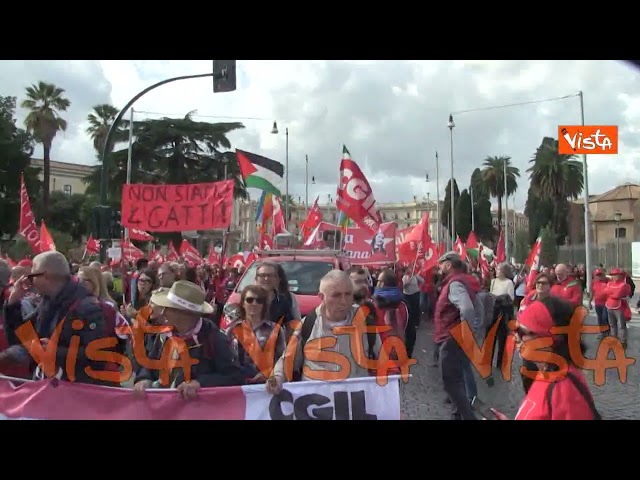 "Democrazia al lavoro", il corteo della Cgil a Roma, i manifestanti cantano Bandiera Rossa