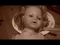 La poupée qui fait non non à table sur une musique de Klaus Schulze.