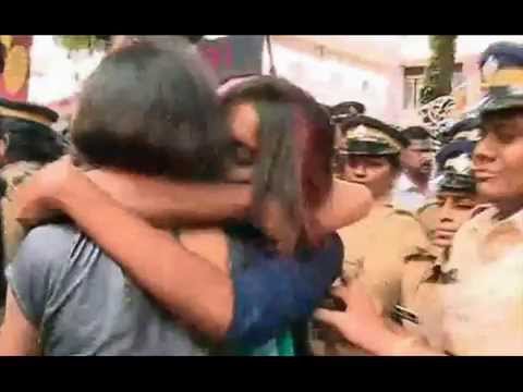 how to kiss in india