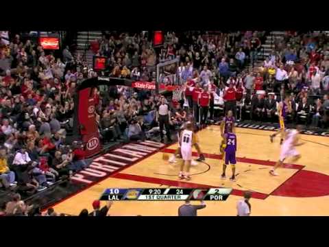 LaMarcus Aldridge dunks over the Los Angeles Lakers