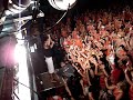 neste video mam�, vocalista do batom na cueca, canta proximo aos foli�es utilizando a plataforma lateral do trio demolidor i