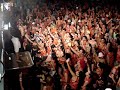 neste video mam�, vocalista do batom na cueca, canta proximo aos foli�es utilizando a plataforma lateral do trio demolidor i