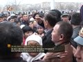Без комментариев. Собравшиеся возле суда в Актау 27.03.2012