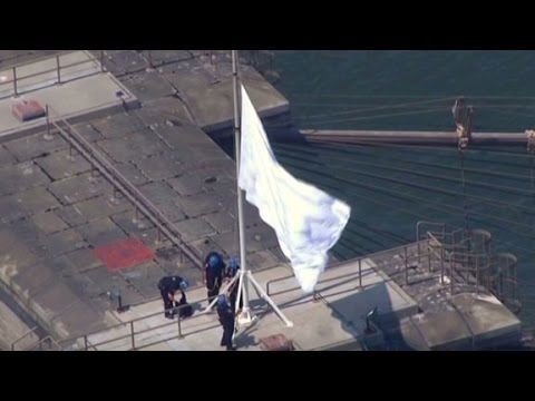 fly - Poppy Harlow reports on the mysterious white flags that were found over the Brooklyn Bridge in place of American flags.