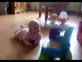 videos de Yelina aan het kruipen.