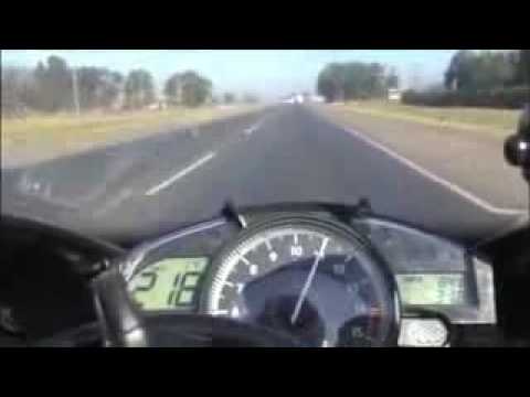 Motociclistas conducen a 300 km/h en Argentina