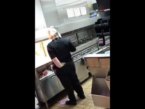 Pracownik McDonald’s dodaje własny sos do zamówienia klientów