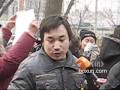 北京庭审刘晓波现场，有人散发黄丝带