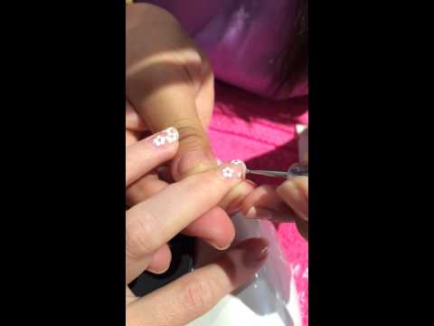 manicure flores - Paso a paso de como hacer flores en un Manicure de gel en el salón especializado en Manicure