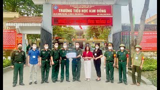 Tặng quà động viên CCB tham gia mô hình Cổng trường an toàn giao thông tại trường Tiểu học Kim Đồng