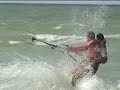 Niña de 7 años Clolgada de la espalda con su papa Kiteando
