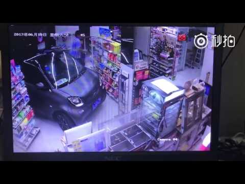 Китаец заехал на машине в магазин, чтобы не тратить время на парковку