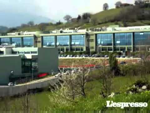 Piaciuta la storia? Bene, se vi è piaciuta, continuate a votare Brunetta ed il suo
padrone, ovvero Silvio Berlusconi. Se invece vi ha fatto decisamente incazzare
pensando a tutto quello che ci sta facendo passare e a tutto quello che ancora
ci fa...